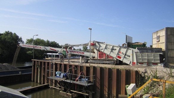 Radial truck unloader barge loading